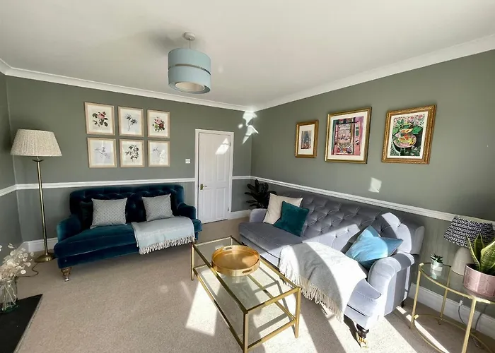 Three Bedroom Holiday House Porthleven, Cornwall. Close To Shops And Beach