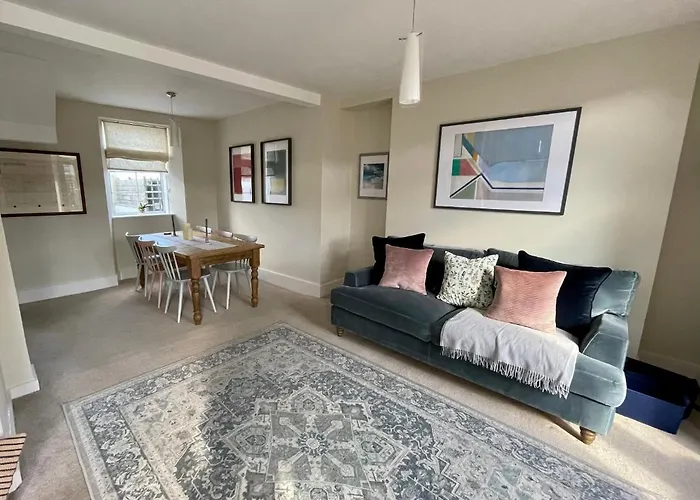 Three Bedroom Holiday House Porthleven, Cornwall. Close To Shops And Beach