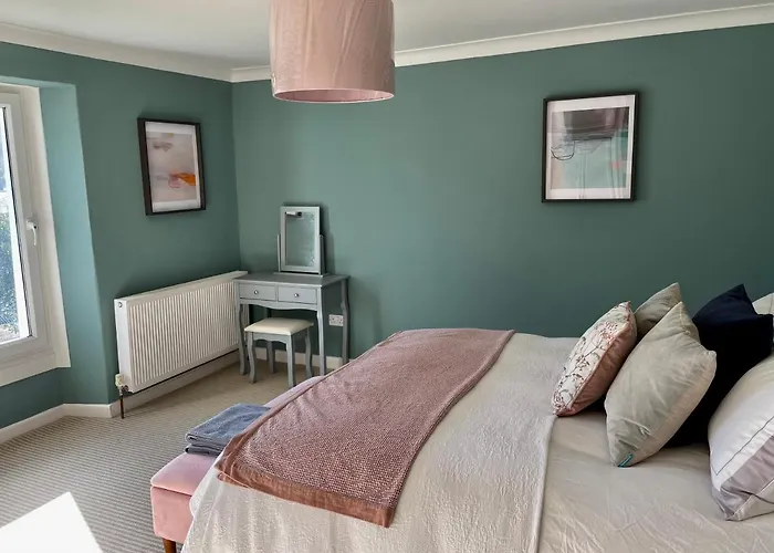 Three Bedroom Holiday House Porthleven, Cornwall. Close To Shops And Beach