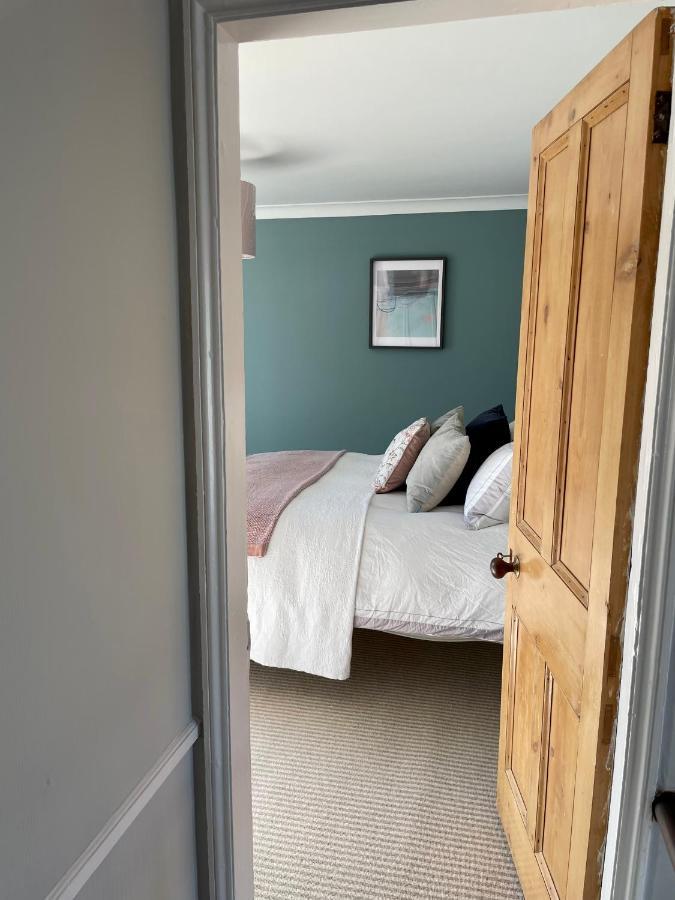 Three Bedroom House Porthleven, Cornwall. Close To Shops And * Porthleven